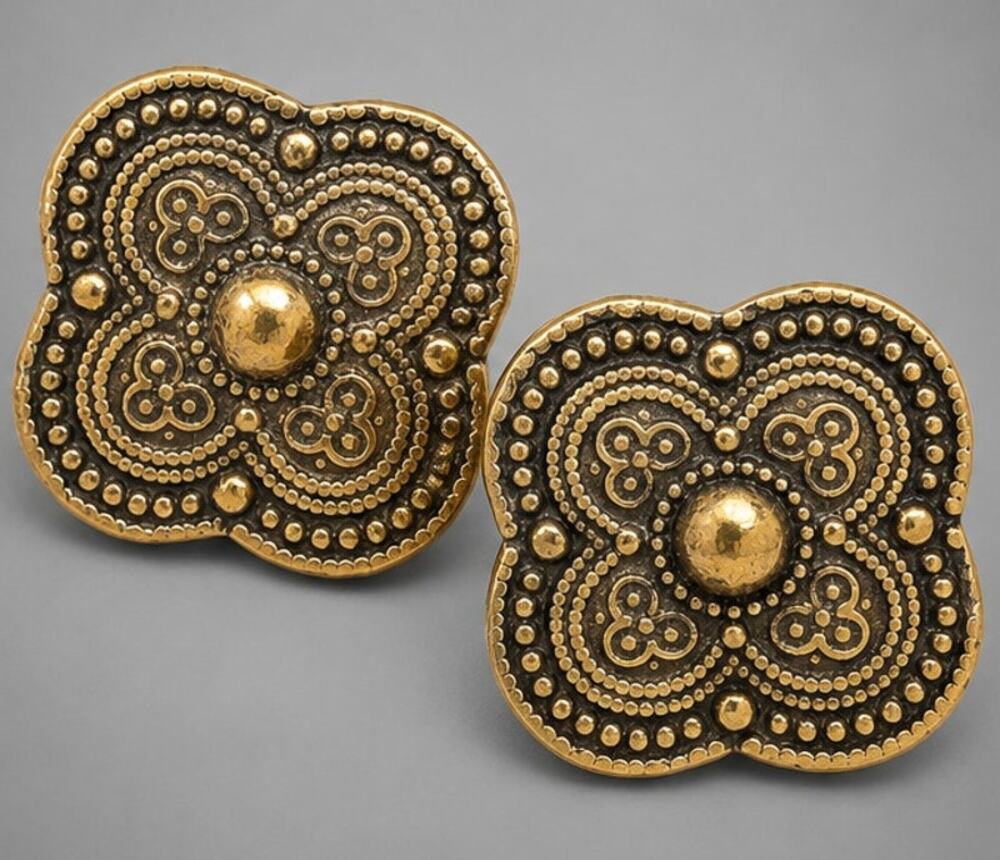 Vintage Earrings, Pierced Gold Tone, Large 1.25" Square Floral Baroque gp-70